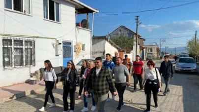 GENÇLERE KILIÇDAROĞLU’NUN MEKTUBUNU ULAŞTIRIYORLAR