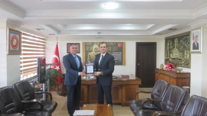 Güldoğan,TRAC Genel Başkan Yardımcısına Plaket Takdim Etti