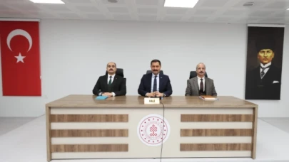 GÜMÜŞHACIKÖY’DE MUHTARLARLA TOPLANTI YAPTI