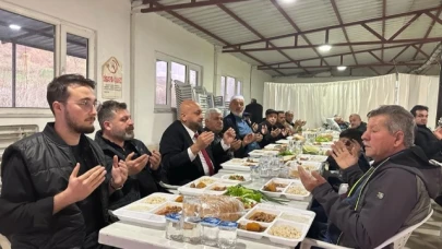 İFTARINI KÖYLÜLERİ İLE YAPTI