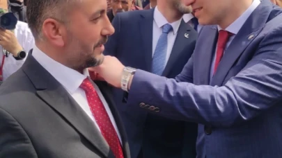 İLÇE BAŞKANININ ROZETİNİ ERBAKAN TAKTI
