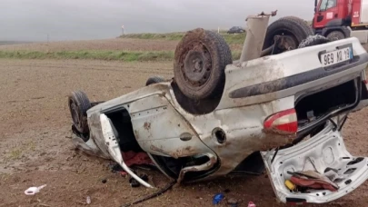 OTOMOBİL TARLAYA DEVRİLDİ! 5 YARALI