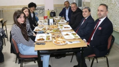 TÜRKMEN, LİSE ÖĞRENCİLERİYLE İFTARDA BULUŞTU