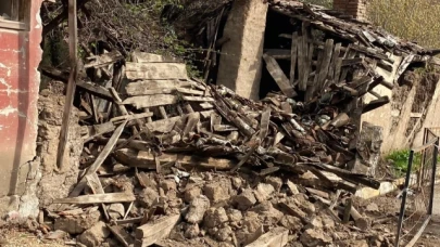 YAĞMURA DAYANAMAYAN METRUK BİNA ÇÖKTÜ