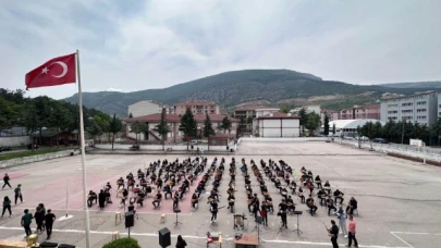 140 KİŞİLİK DEV ORKESTRA İLE KONSER