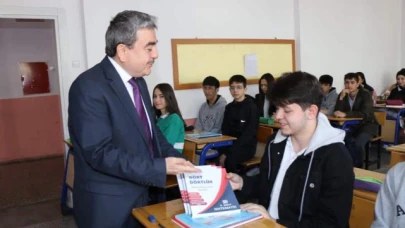 Amasya'da yardımcı kaynak kitaplar öğrencilere dağıtıldı
