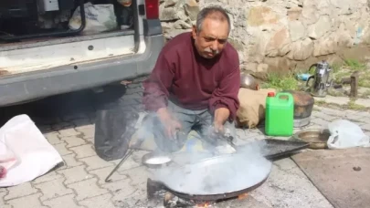 AMASYA'YA UĞRAYAN KALAY USTASI DEPREMZEDE MESLEĞİNİ YAŞATMAYA ÇALIŞIYOR