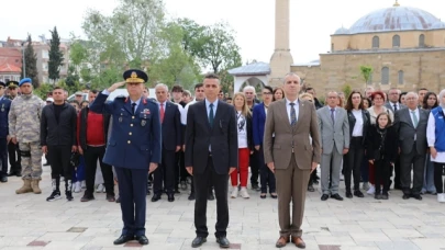 ANIT ÖNÜNDE ÇELENK SUNUMU GERÇEKLEŞTİ