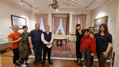 ATATÜRK İÇİN DOĞUM GÜNÜ PASTASI KESİLDİ
