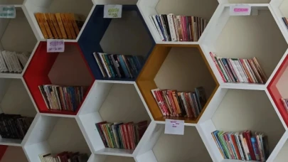 BAĞIŞLANAN KİTAPLAR DEPREMZEDELERLE BULUŞTURULDU
