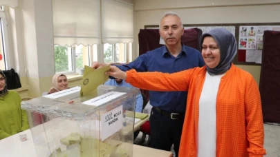 BAŞKAN ÖZTÜRK VE EŞİ OYLARINI KULLANDI