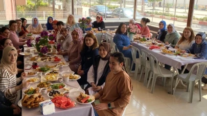 DEPREMZEDE AİLELERİ KAHVALTIDA AĞIRLADILAR