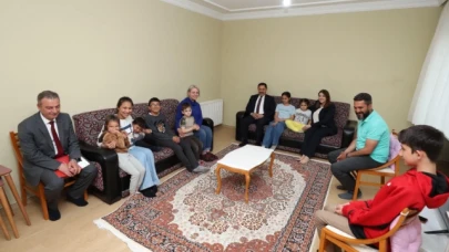 DEPREMZEDE AİLEYİ  ZİYARET ETTİLER
