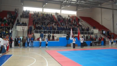 GENÇLER, BAYRAMINI KUTLADI
