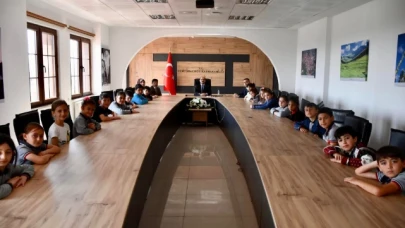 ÖĞRENCİLERİ MAKAMINDA AĞIRLADI 