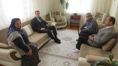 ŞEHİT VE GAZİ AİLELERİNİ ZİYARET ETTİ