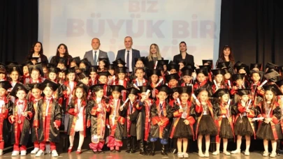 ANA KUCAĞININ MİNİKLERİNDE MEZUNİYET SEVİNCİ