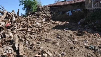 AŞIRI YAĞIŞ NEDENİYLE AHIR ÇÖKTÜ