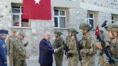 Bakan Güler, geceyi Aktütün Hudut Taburu'nda geçirdi