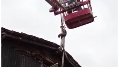 ÇATIDA ASILI KALAN SİNCAP KURTARILDI