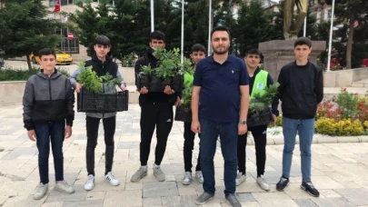 ÇEVRE HAFTASINDA 100 ADET FİDAN DAĞITTILAR