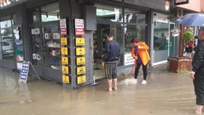 Düzce'de sağanak nedeniyle iş yerlerini su bastı