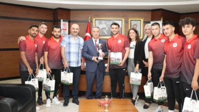 FUTBOL TAKIMI REKTÖR ELMACI’YI ZİYARET ETTİ