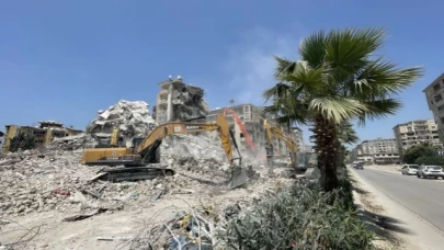 Hatay'da ağır hasarlı binaların yıkımına devam ediliyor