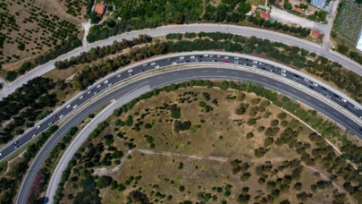 İzmir'de tatil beldelerine giden yollarda uzun araç kuyrukları oluştu