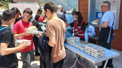 KIZILAY’DAN YEMEK İKRAMI