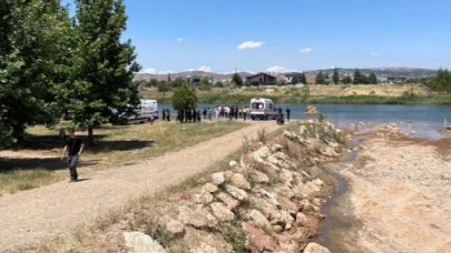 Kızılırmak'a giren 3 çocuk hayatını kaybetti