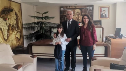 KÜÇÜK YAZAR KİTABINI HEDİYE ETTİ