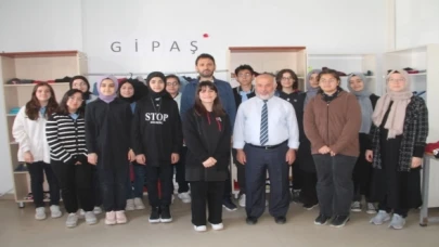 LİSE ÖĞRENCİLERDEN ÜCRETSİZ "GİYİM MARKET" HİZMETİ