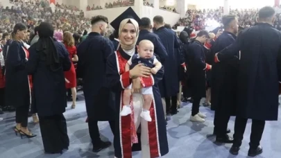 MEZUN OLMANIN SEVİNCİNİ 4 AYLIK OĞLUYLA YAŞADI