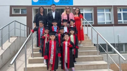 MİNİKLERİN MEZUNİYETİNE KATILDI