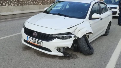 Otomobilin bariyerlerde sürüklenme anı güvenlik kamerasına yansıdı
