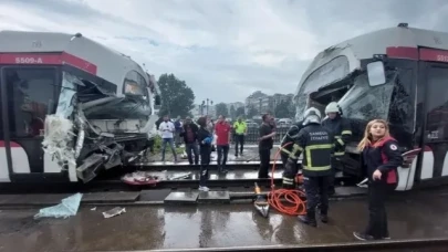 SAMSUN'DA TRAMVAYLAR ÇARPIŞTI, 26 KİŞİ YARALANDI