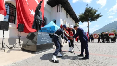 Saraydüzü Kışla Binasına Çelenk Sunuldu