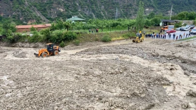 TAŞKIN NEDENİYLE YOL TRAFİĞE KAPANDI