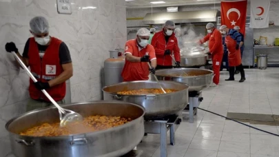 Türk Kızılay Deprem Bölgesinde Yemek Dağıtımını Sürdürüyor