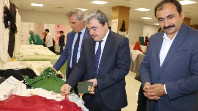 TÜRKMEN, YIL SONU SERGİSİNE KATILDI