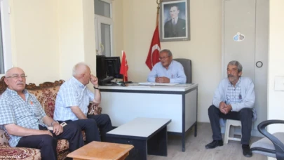Amasyalı muhtar, maaşıyla 5 üniversite öğrencisine burs veriyor