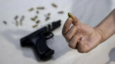 Annesinin yanında yürüyen çocuğun göğsüne yorgun mermi saplandı