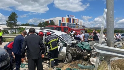 Bariyere Çarpan Ticari Araçtaki 5 Kişi Yaralandı!