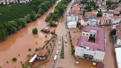 Bartın'da sel sularının çekildiği bölgelerde temizliğe başlandı