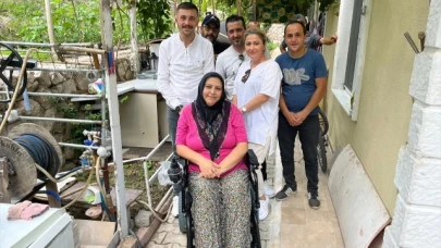 Bedensel Engelli Kadına Akülü Tekerlekli Sandalye Yardımı