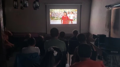 Bir Çocuk Gülerse Tüm Dünya Güler
