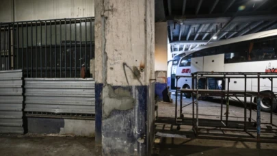 Büyük İstanbul Otogarı'nda kolon ve kirişlerdeki sıvaların dökülmesiyle demirler ortaya çıktı