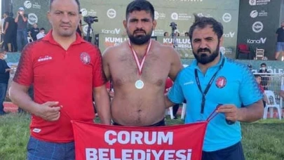 Çorum’lu Pehlivanları Tebrik Etti