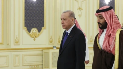 Cumhurbaşkanı Erdoğan, Suudi Arabistan’da resmî törenle karşılandı